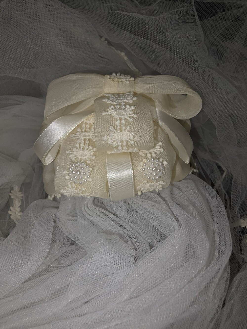 Vintage 1960-70's Juliet Bridal Ivory Lace Bow Veil Headpiece Romance Cathedral - Picture 9 of 16